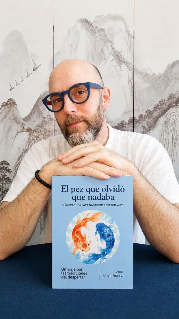 Chen Tuan Li con uno de sus libros